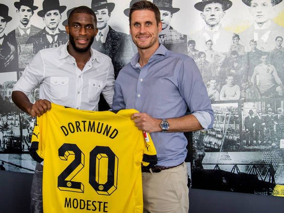 Anthony Modeste (l.) zeigt das Trikot von Borussia Dortmund mit Sportdirektor Sebastian Kehl.