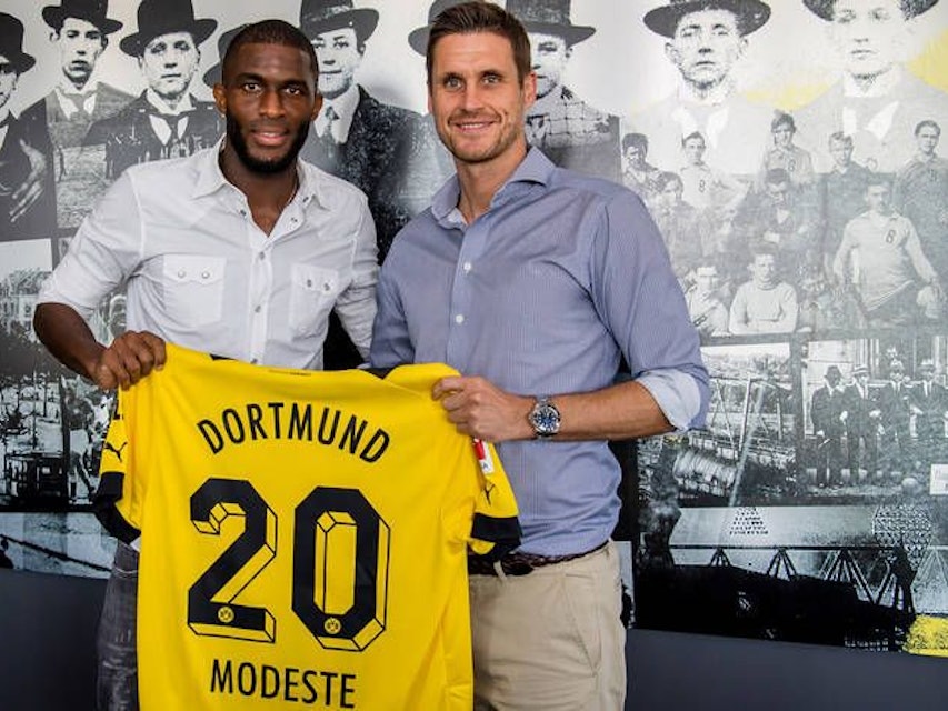 Anthony Modeste (l.) zeigt das Trikot von Borussia Dortmund mit Sportdirektor Sebastian Kehl.