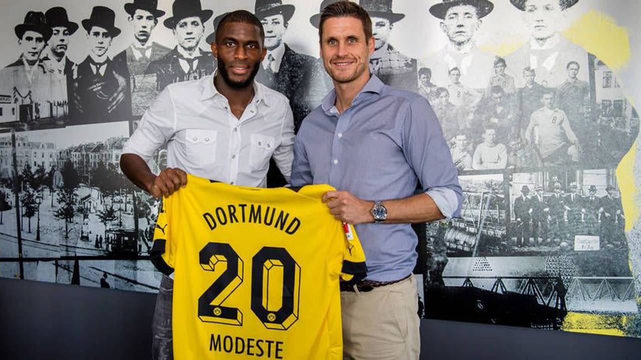 Anthony Modeste (l.) zeigt das Trikot von Borussia Dortmund mit Sportdirektor Sebastian Kehl.