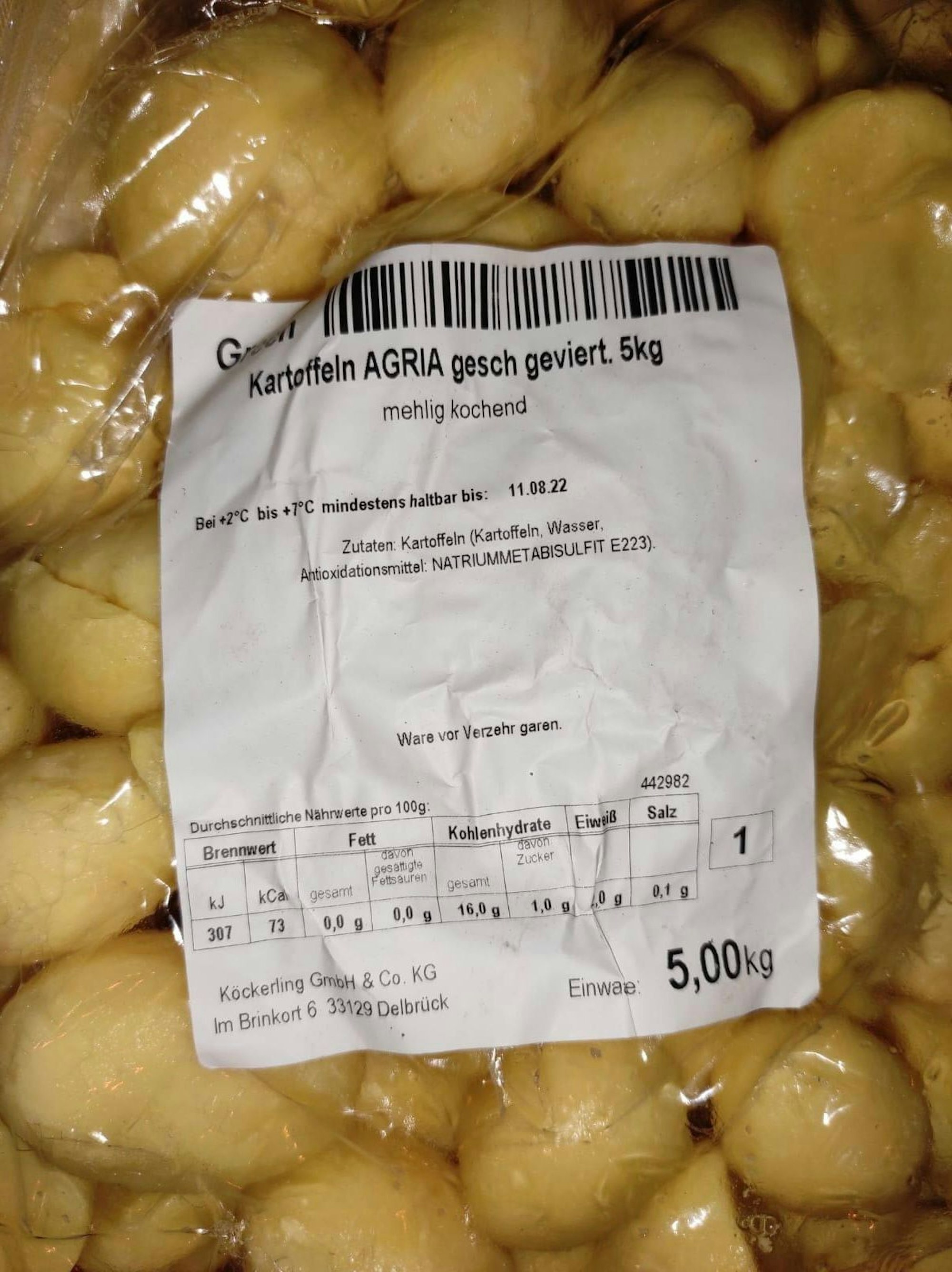 Eine Nahaufnahme von einem Sack Kartoffeln, die im Müll gelandet sind.