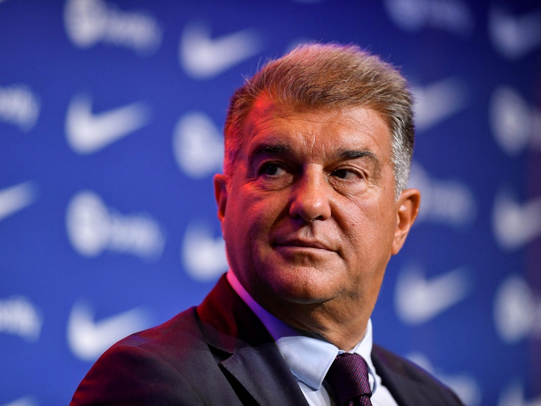 Präsident Joan Laporta sitzt bei der Vorstellung von Robert Lewandowski beim FC Barcelona auf der Bühne.