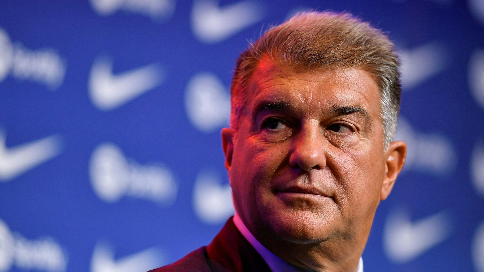 Präsident Joan Laporta sitzt bei der Vorstellung von Robert Lewandowski beim FC Barcelona auf der Bühne