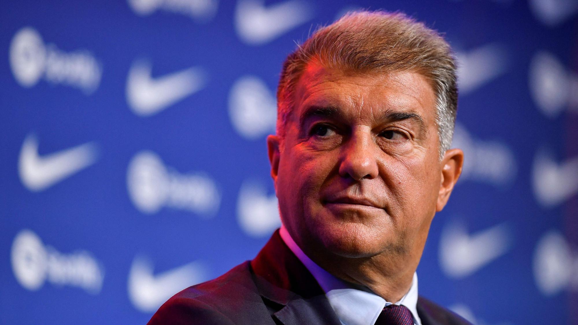 Präsident Joan Laporta sitzt bei der Vorstellung von Robert Lewandowski beim FC Barcelona auf der Bühne.