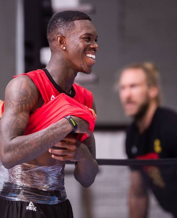 Dennis Schröder (r) lässt sich nach dem Training der Basketball-Nationalmannschaft einen Eisbeutel am Rücken befestigen. Die Mannschaft bereitet sich auf die Europameisterschaft vor, die im September ausgetragen wird.