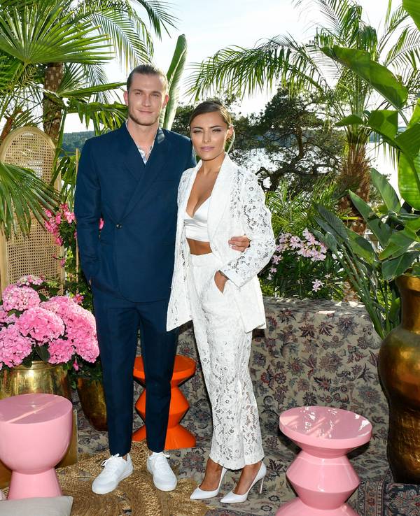 Loris Karius posiert mit Sophia Thomalla bei einer Veranstaltung in Berlin