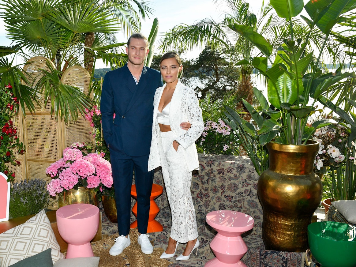 Loris Karius posiert mit Sophia Thomalla bei einer Veranstaltung in Berlin