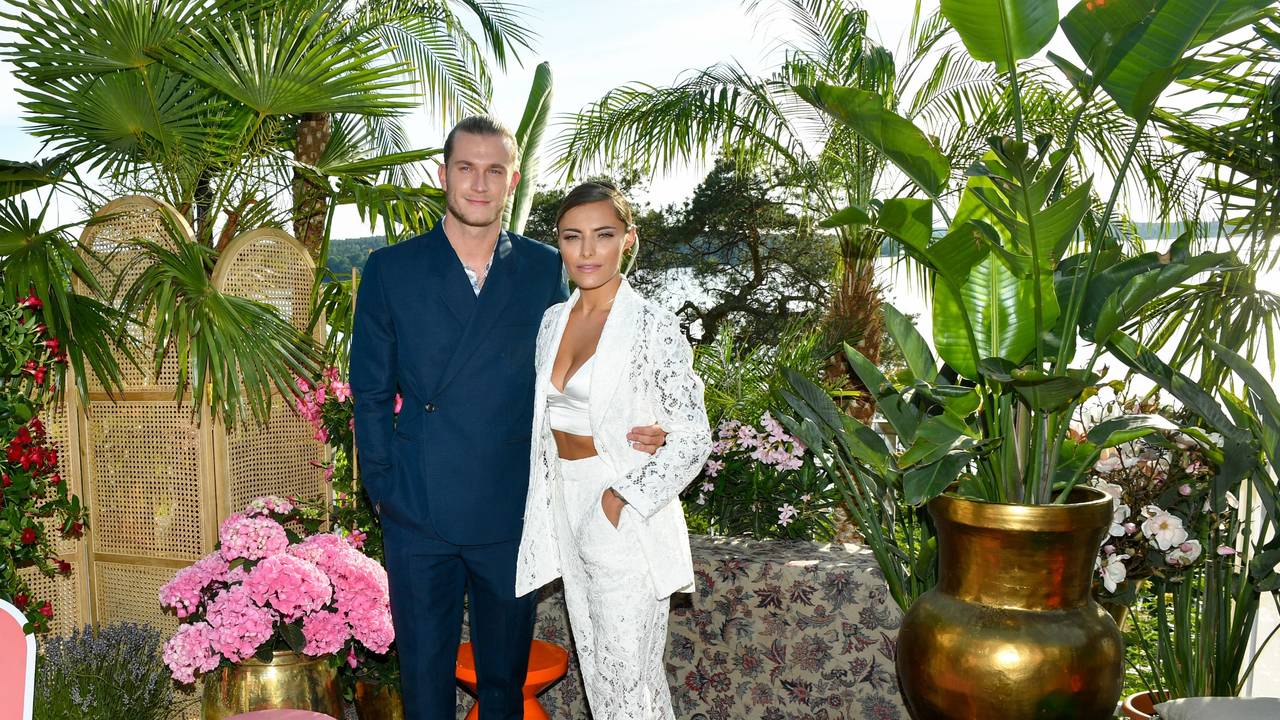 Loris Karius posiert mit Sophia Thomalla bei einer Veranstaltung in Berlin