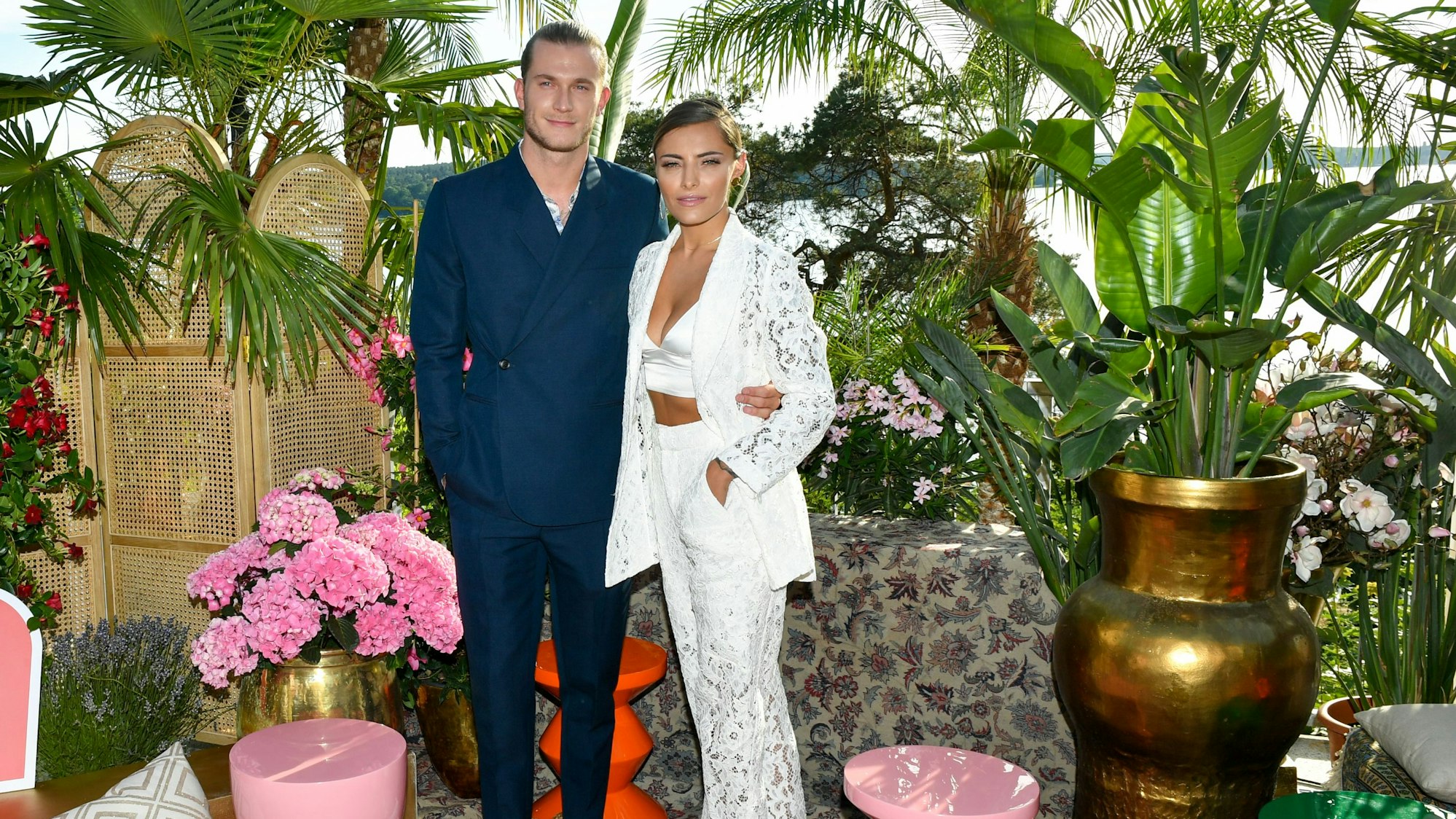 Loris Karius posiert mit Sophia Thomalla bei einer Veranstaltung in Berlin