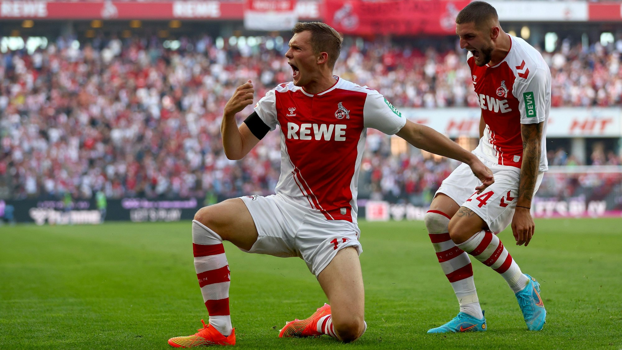 Luca Kilian bejubelt mit Jeff Chabot seinen Treffer.