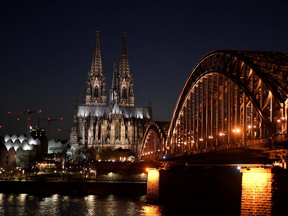 So hell erleuchtet wie hier auf diesem Foto wird der Kölner Dom bald nicht mehr so häufig zu sehen sein.