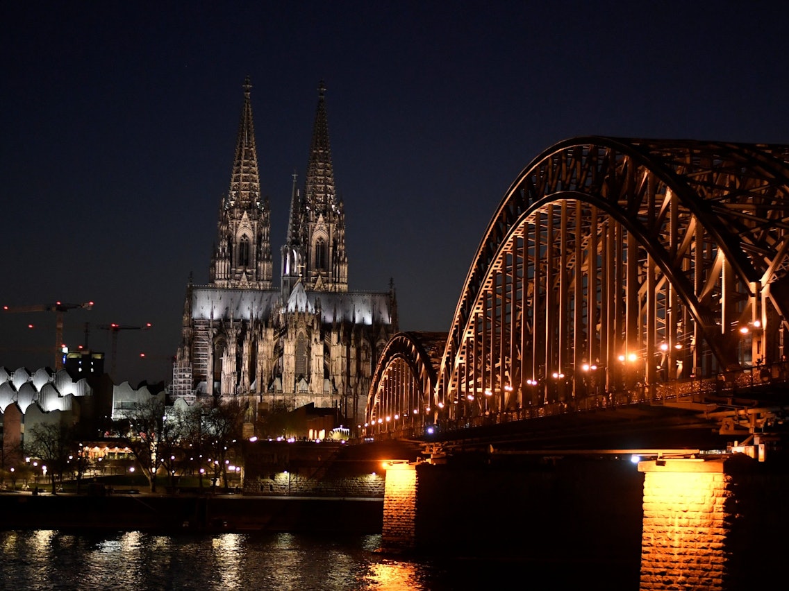 So hell erleuchtet wie hier auf diesem Foto wird der Kölner Dom bald nicht mehr so häufig zu sehen sein.