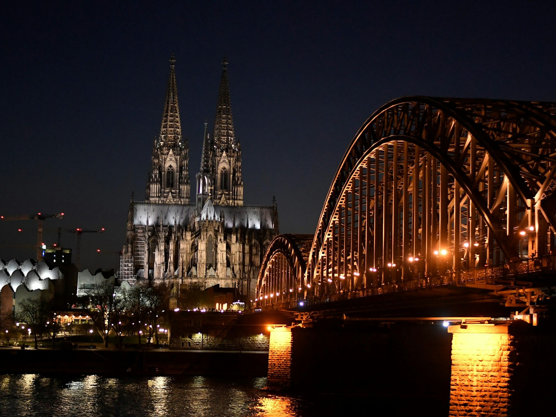 So hell erleuchtet wie hier auf diesem Foto wird der Kölner Dom bald nicht mehr so häufig zu sehen sein.