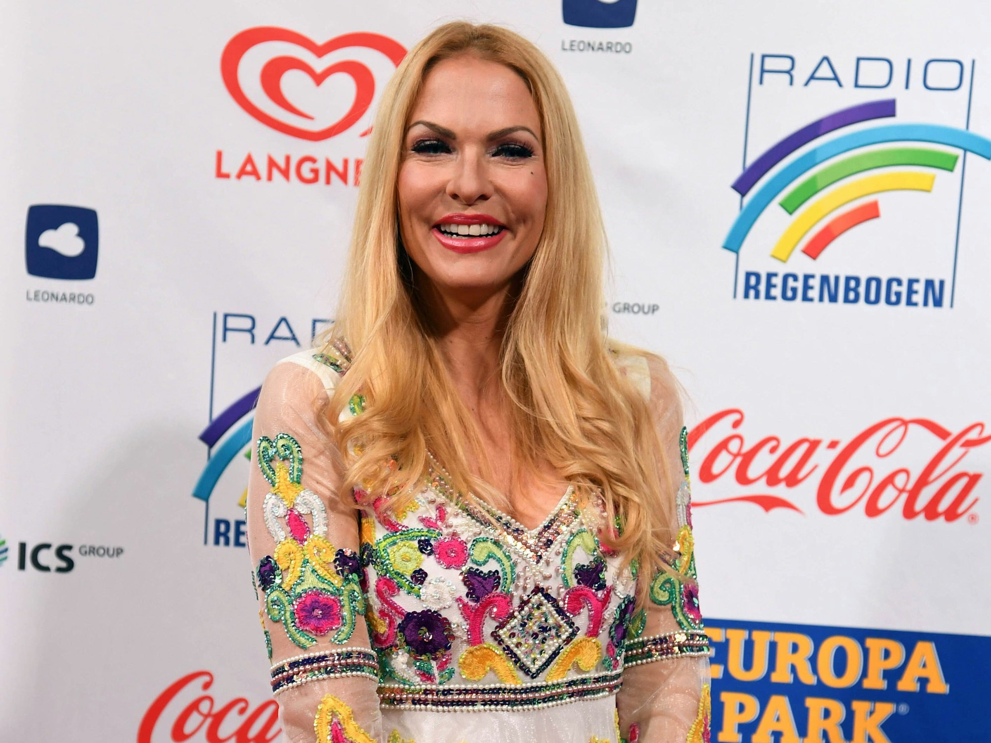 12.04.2019, Baden-Württemberg, Rust: Moderatorin Sonya Kraus kommt zur Verleihung der Radio Regenbogen Awards in den Europa-Park. Foto: Uli Deck/dpa +++ dpa-Bildfunk +++