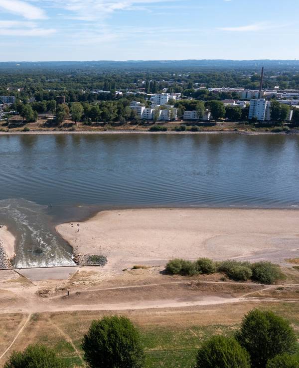 03.08.2022, Köln: Blick auf Sandbänke am Rhein. Der Rhein führt Niedrigwasser. Luftaufnahme mit Drohne. Foto: Uwe Weiser