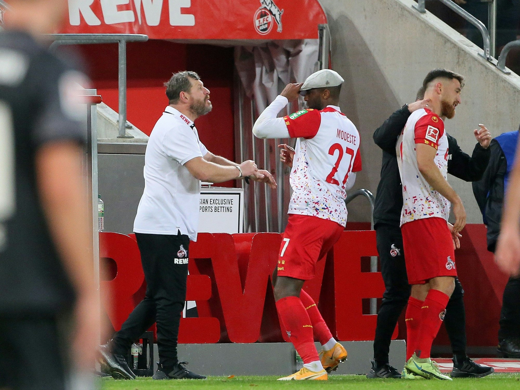 Anthony Modeste bejubelt seinen 2:2-Ausgleich-Treffer gegen Union Berlin (7. November 2021) mit der Mütze von FC-Coach Steffen Baumgart.
