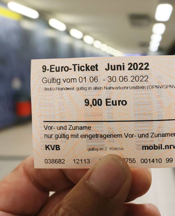 Ein 9-Euro-Ticket ist am Bahnsteig zu sehen.