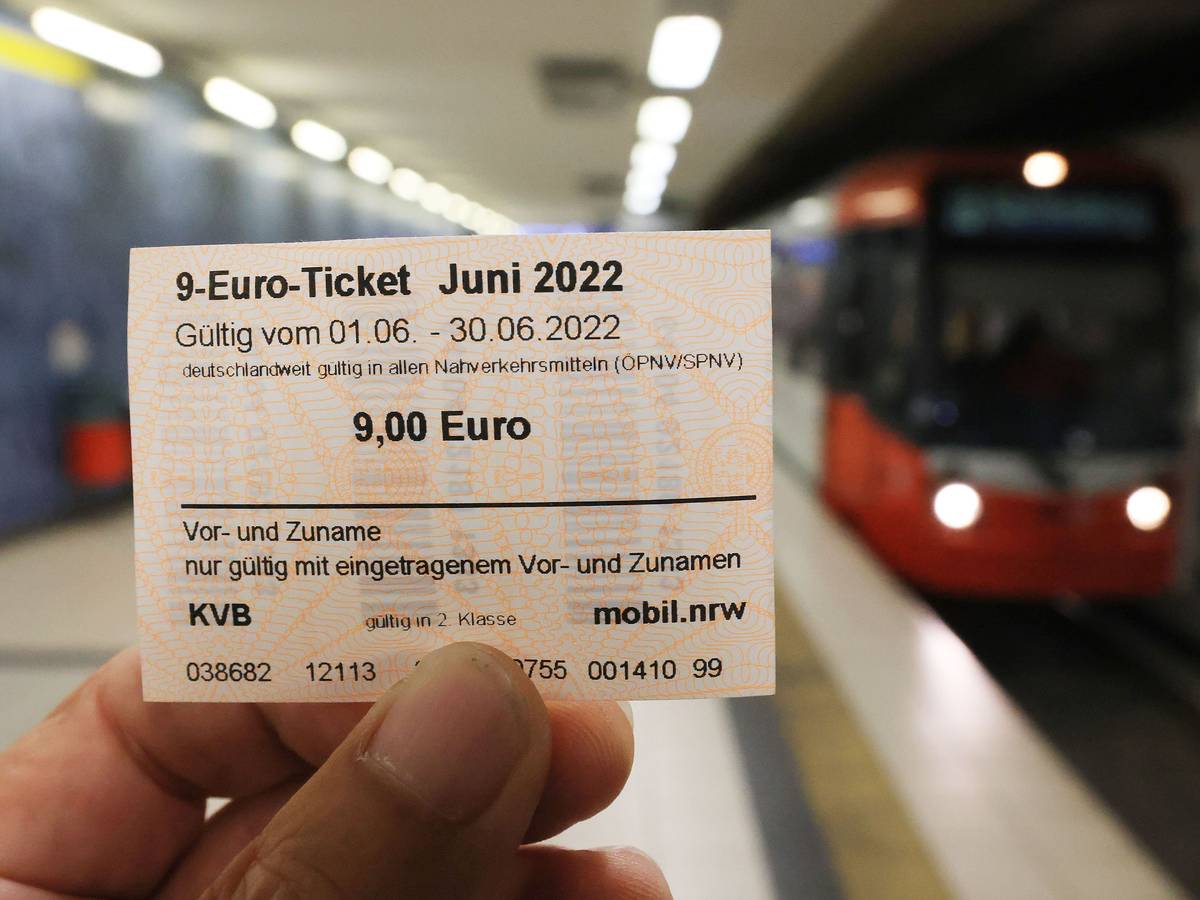 Ein 9-Euro-Ticket ist am Bahnsteig zu sehen.