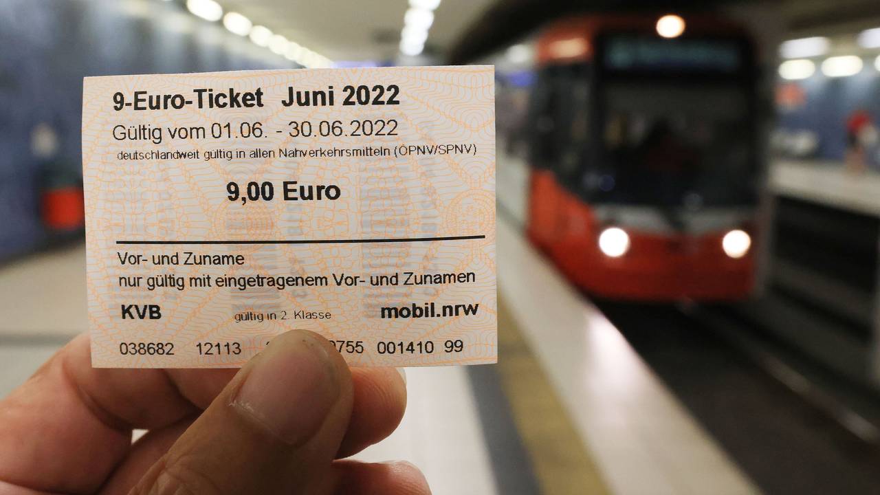 Ein 9-Euro-Ticket ist am Bahnsteig zu sehen.