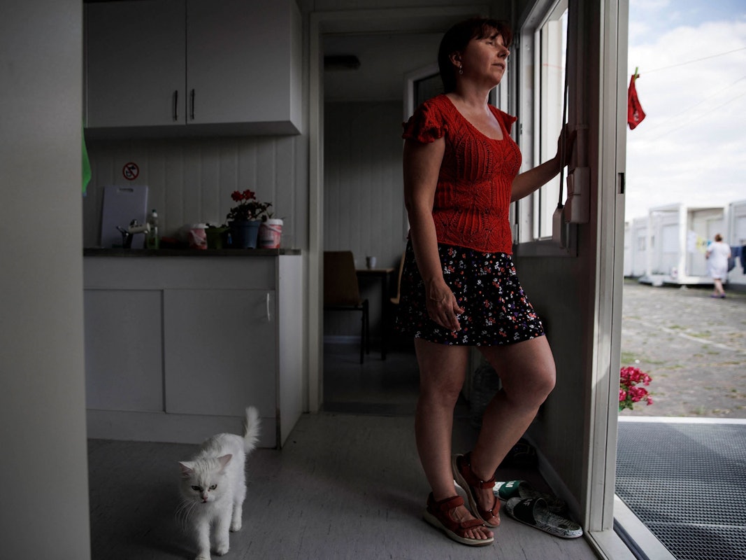 Was bedeutet es, sein Zuhause zu verlassen, wie Hunderttausende Ukrainerinnen und Ukrainer? Darüber macht sich unsere Autorin Gedanken. Unser Foto zeigt eine Ukrainerin in einer Unterkunft für Geflüchtete auf dem Tempelhofer Feld Anfang August.