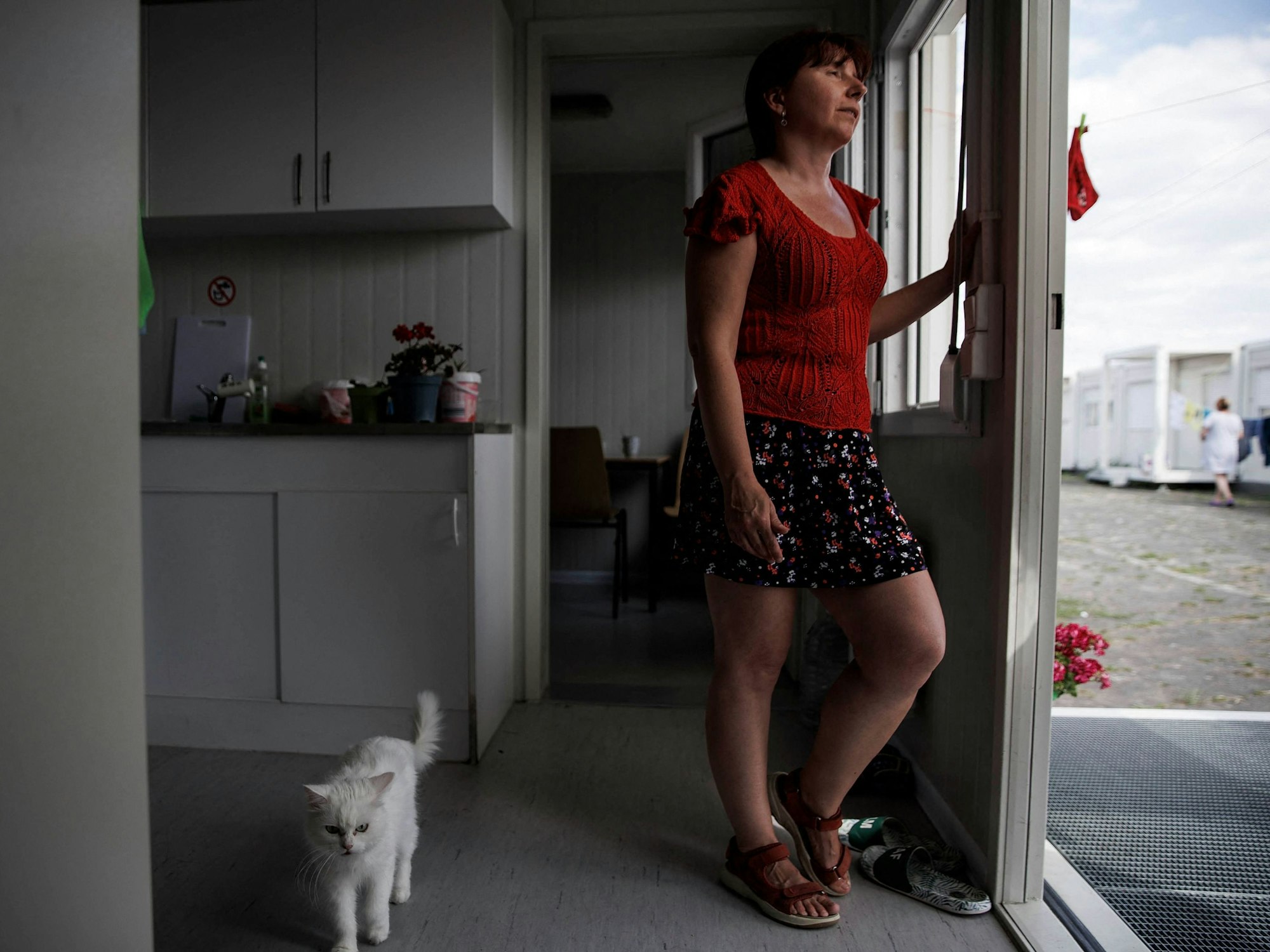 Was bedeutet es, sein Zuhause zu verlassen, wie Hunderttausende Ukrainerinnen und Ukrainer? Darüber macht sich unsere Autorin Gedanken. Unser Foto zeigt eine Ukrainerin in einer Unterkunft für Geflüchtete auf dem Tempelhofer Feld Anfang August.