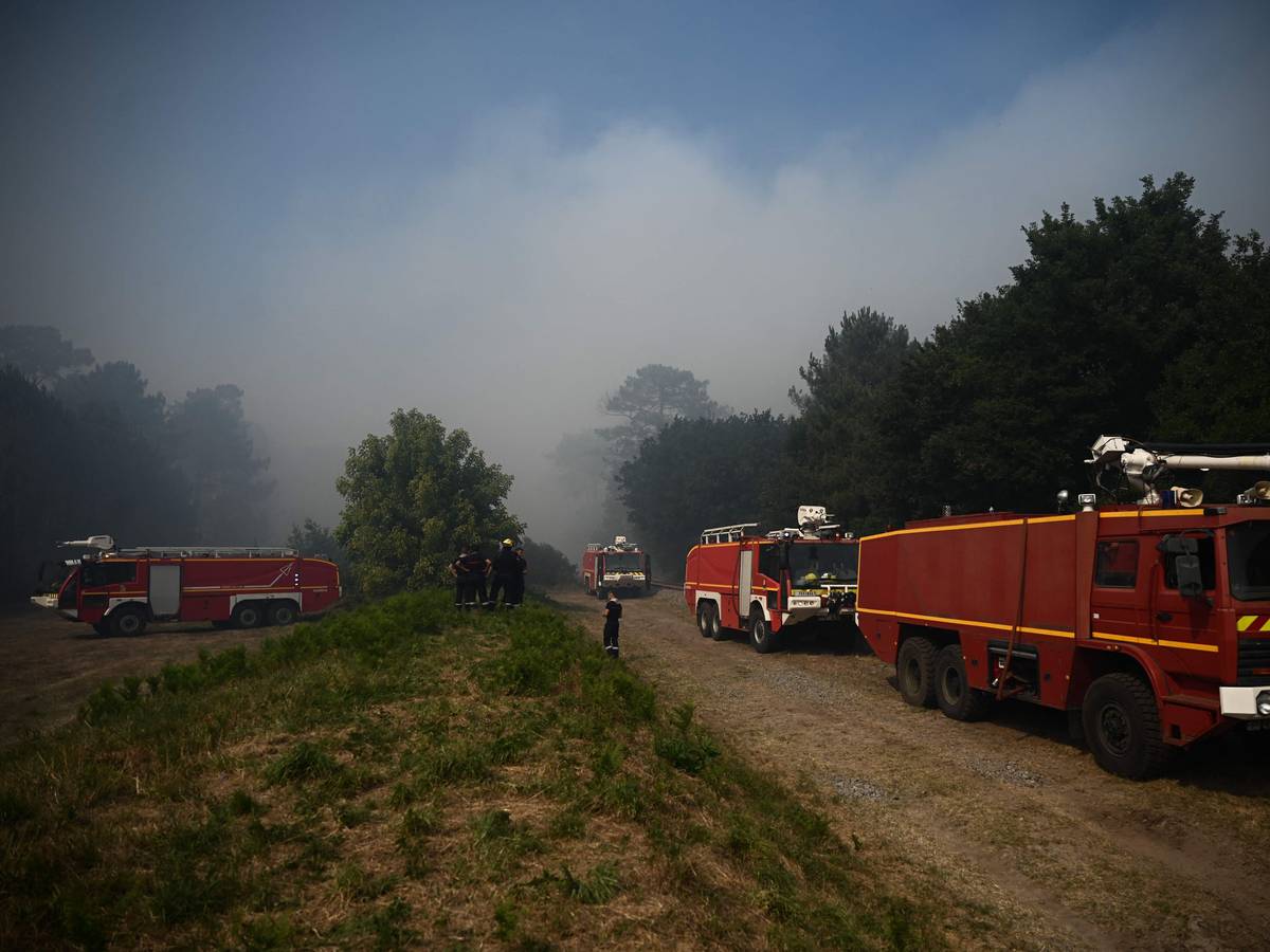 Dieses Symbolfoto zeigt französische Feuerwehrkräfte bei einem Dünenbrand, der im Juli 2022 in Frankreichs Südwesten ausgebrochen war.