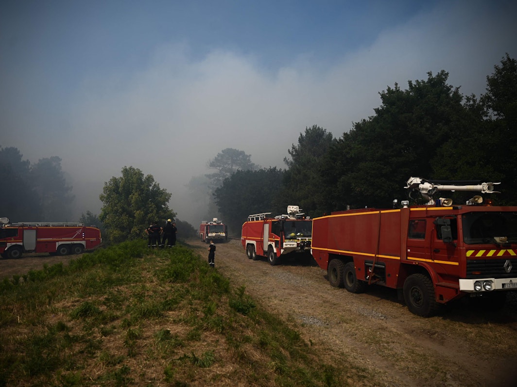 Dieses Symbolfoto zeigt französische Feuerwehrkräfte bei einem Dünenbrand, der im Juli 2022 in Frankreichs Südwesten ausgebrochen war.