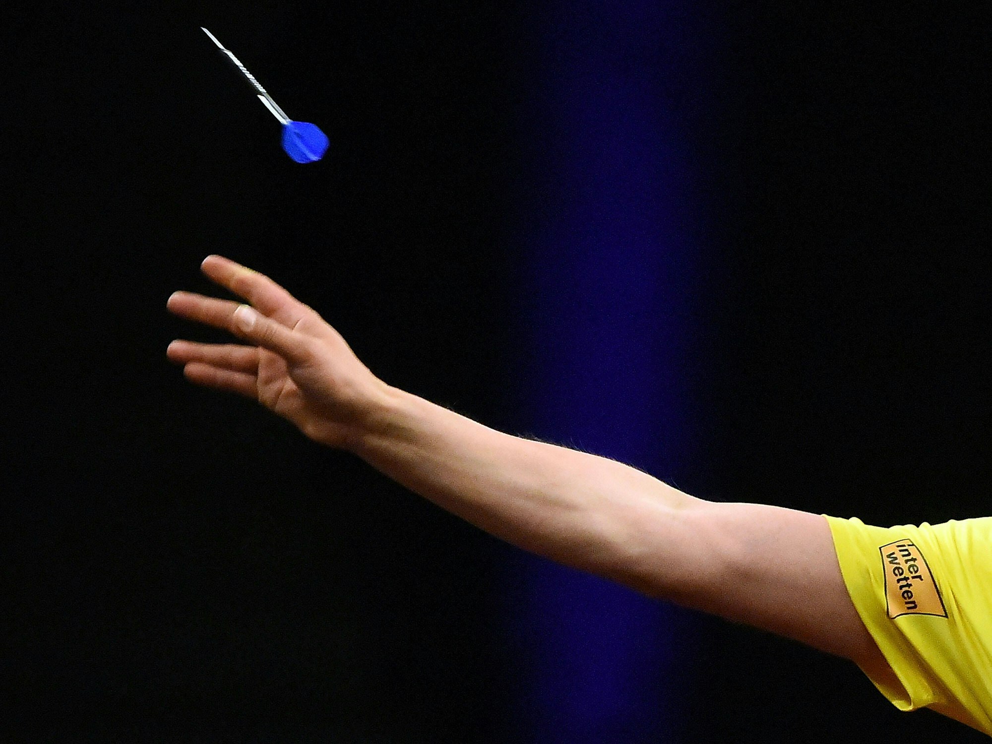 Daniel Larsson wirft einen Pfeil.