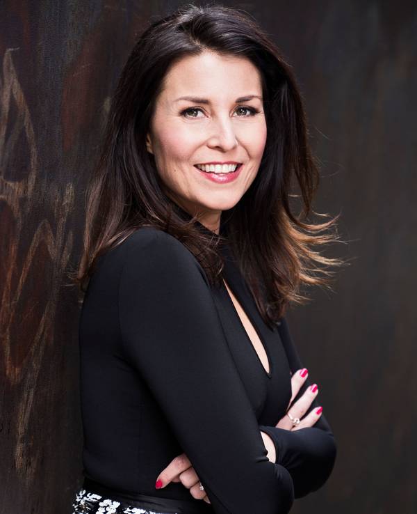 Sat.1-„Frühstücksfernsehen“-Promi-Expertin Vanessa Blumhagen lächelt in die Kamera.