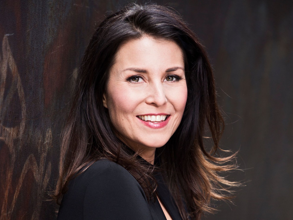 Sat.1-„Frühstücksfernsehen“-Promi-Expertin Vanessa Blumhagen lächelt in die Kamera.