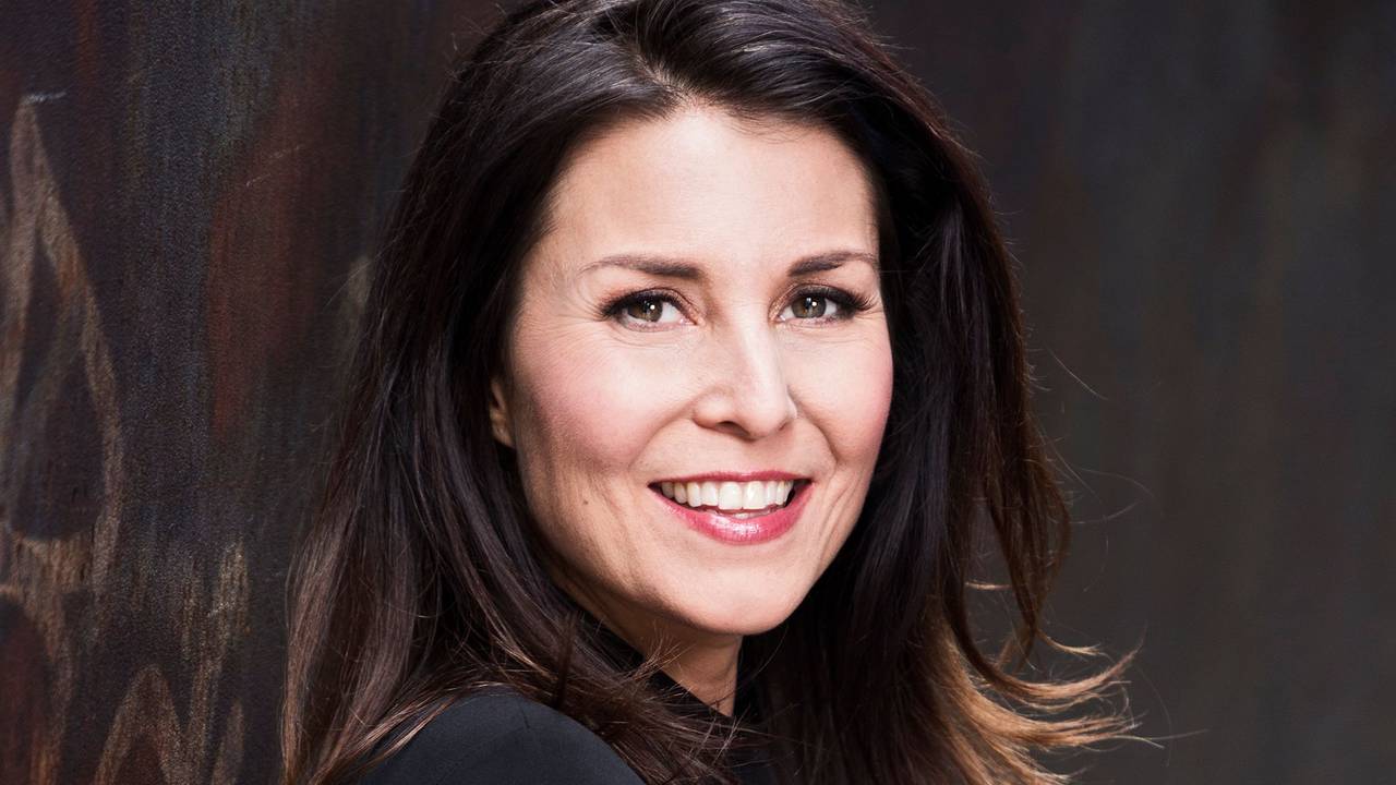 Sat.1-„Frühstücksfernsehen“-Promi-Expertin Vanessa Blumhagen lächelt in die Kamera.