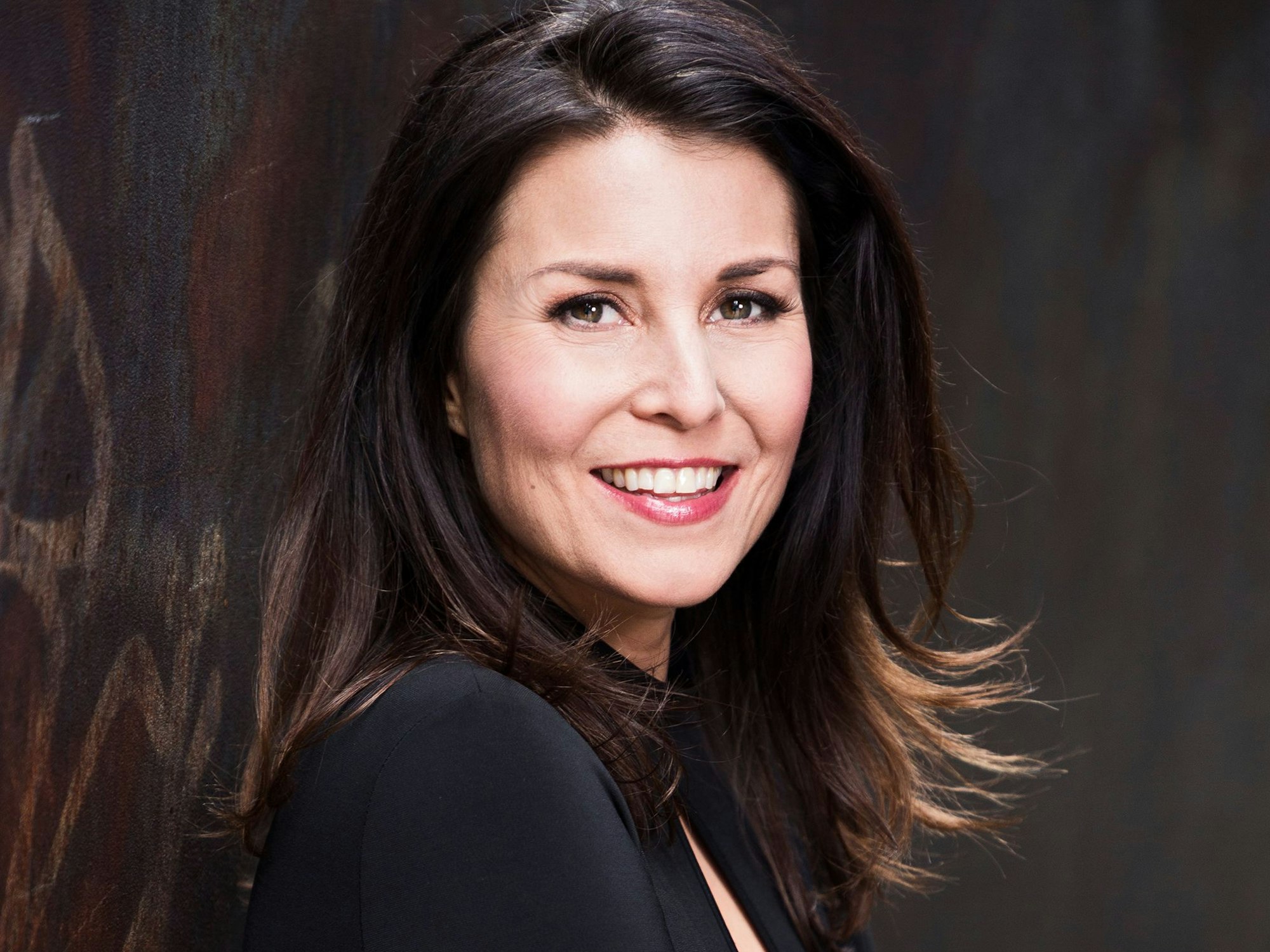 Sat.1-„Frühstücksfernsehen“-Promi-Expertin Vanessa Blumhagen lächelt in die Kamera.