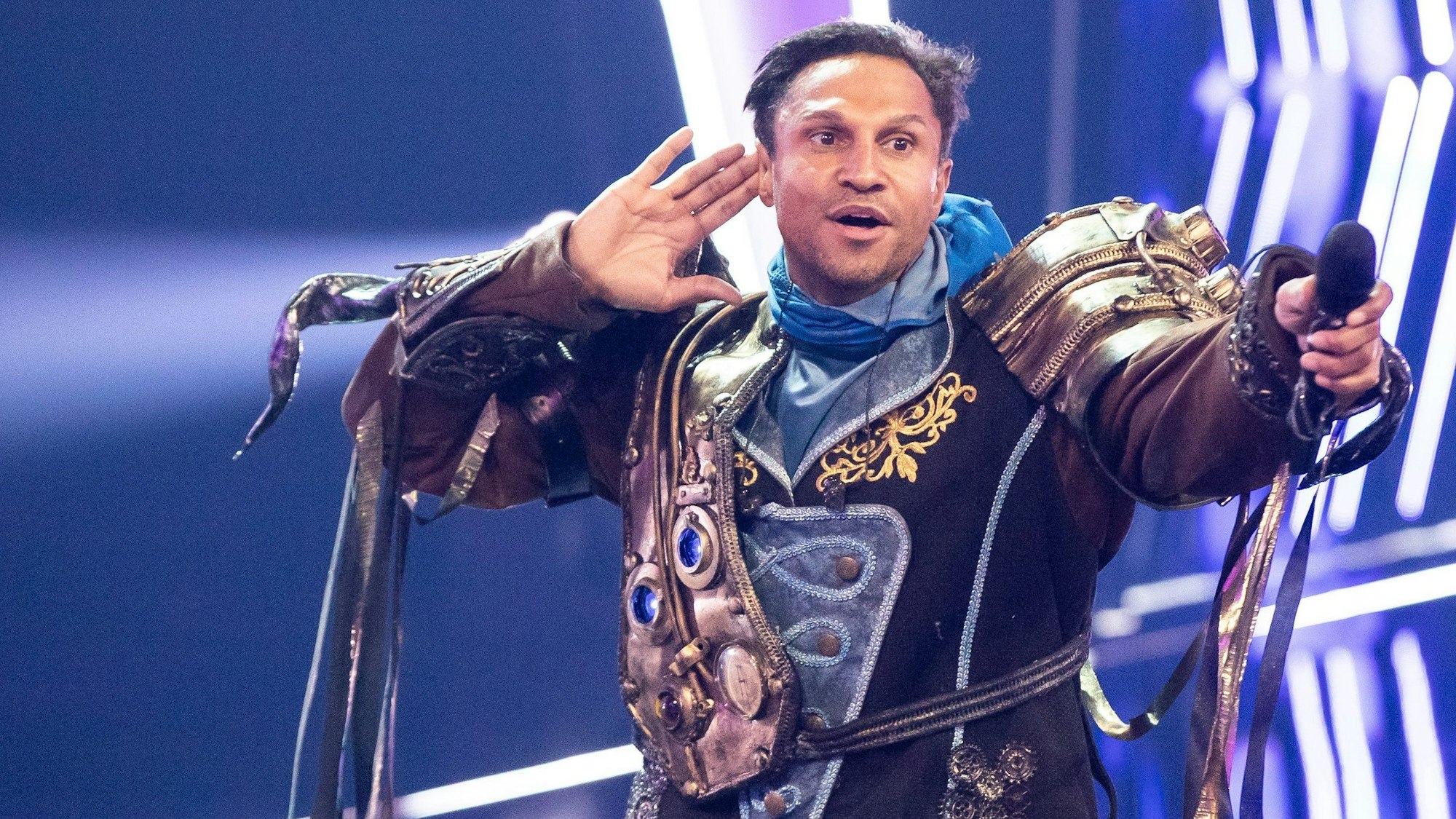 Der Moderator Daniel Aminati (l) steht als „Kudu“ bei der ProSieben-Show „The Masked Singer“ auf der Bühne.