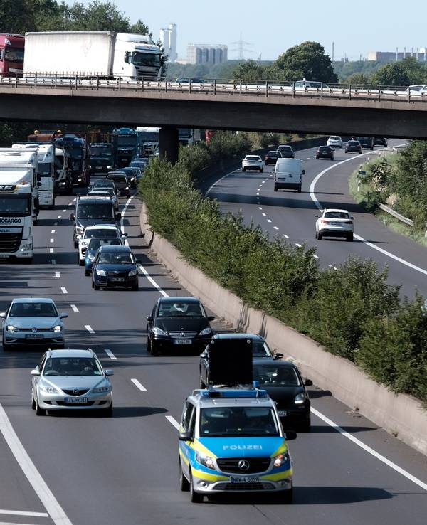 Ein Polizeifahrzeug fährt am 24. Juni 2020 nach einem Unfall auf der A57 und kündigt eine Vollsperrung an.