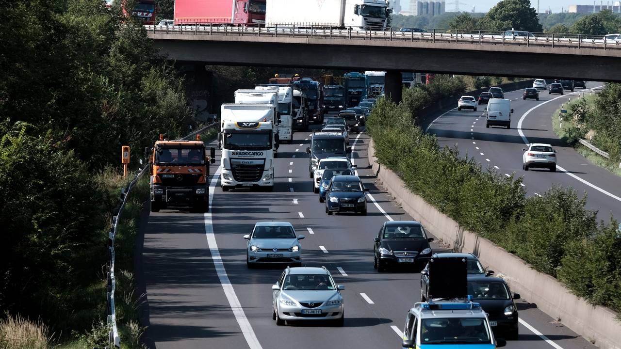 Ein Polizeifahrzeug fährt am 24. Juni 2020 nach einem Unfall auf der A57 und kündigt eine Vollsperrung an.