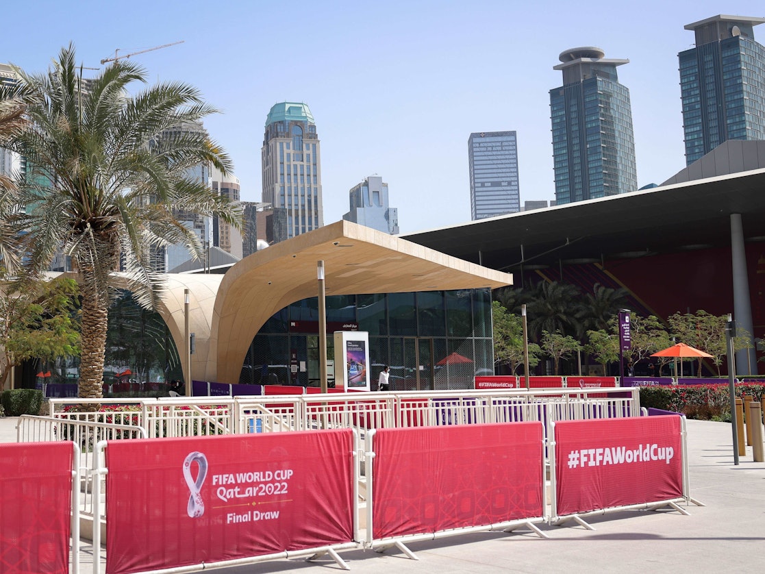 Werbebanner mit dem Logo für die Fifa-Fußballweltmeisterschaft stehen vor dem Doha Exhibition & Convention Center (DECC) im Stadtteil West Bay.