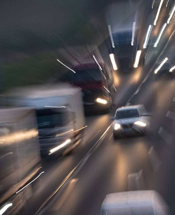 Autos fahren am Morgen auf der Autobahn 5.