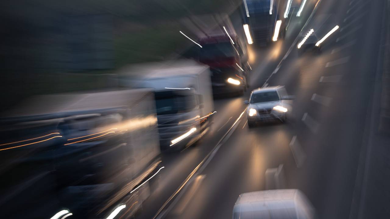 Autos fahren am Morgen auf der Autobahn 5.
