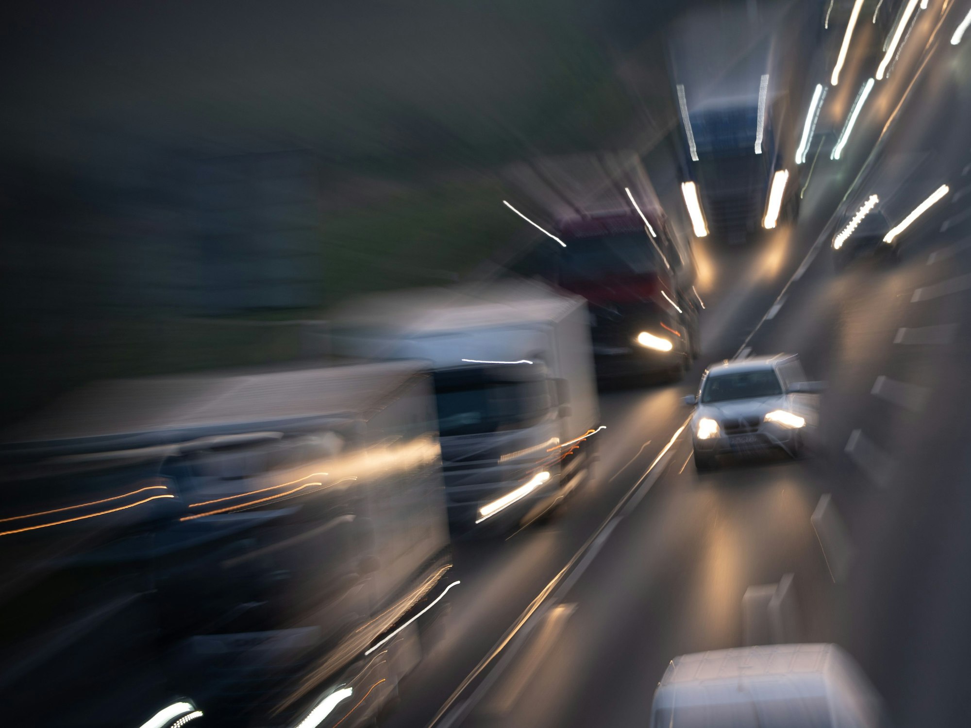 Autos fahren am Morgen auf der Autobahn 5.
