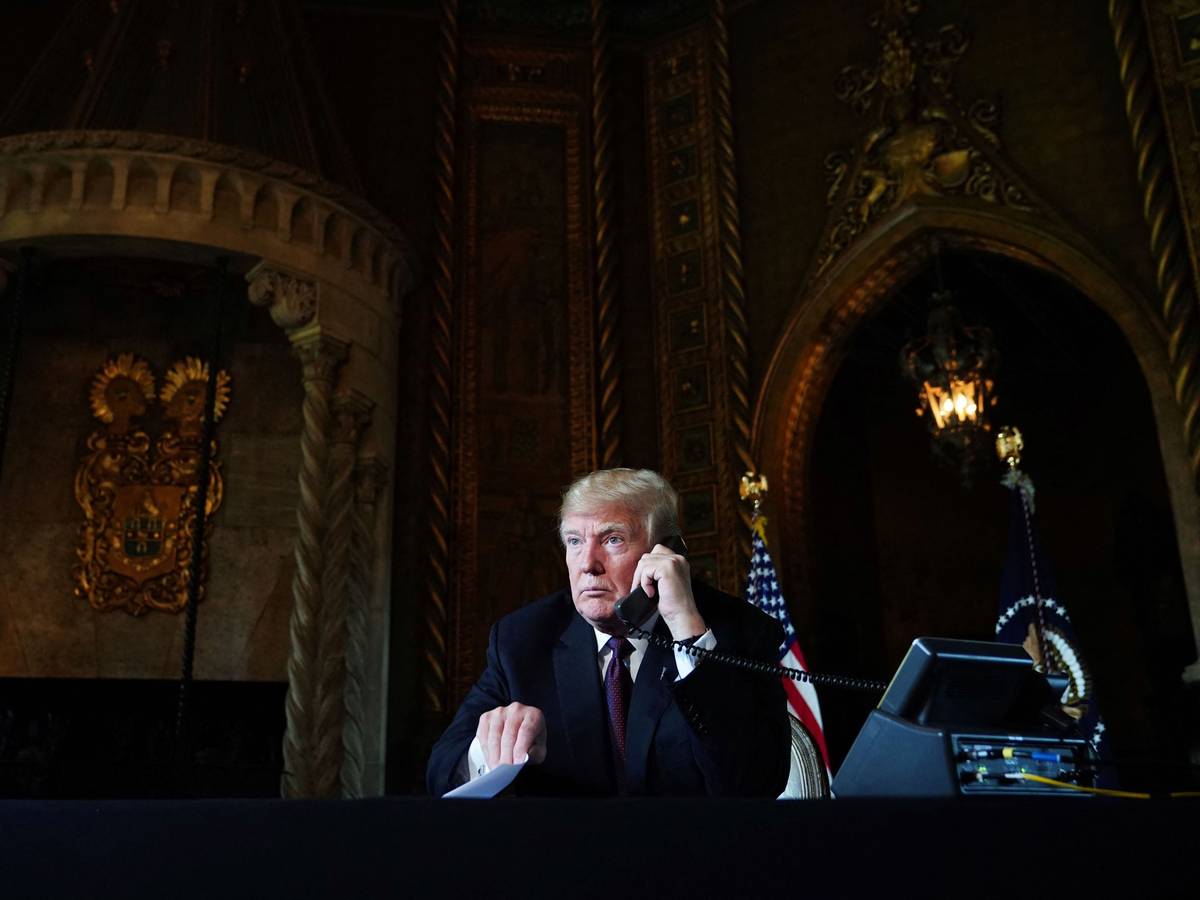 Die Polizei sichert am Montag (8. August, Ortszeit) vor Trumps Residenz Mar-a-Lago in Palm Beach (Florida) die Straße, während das FBI das Anwesen durchsucht. Zudem sind brisante Fotos von seiner Toilette aufgetaucht. Unser Foto zeigt den damaligen Präsidenten 2018 in seiner Residenz während einer Telefonkonferenz.
