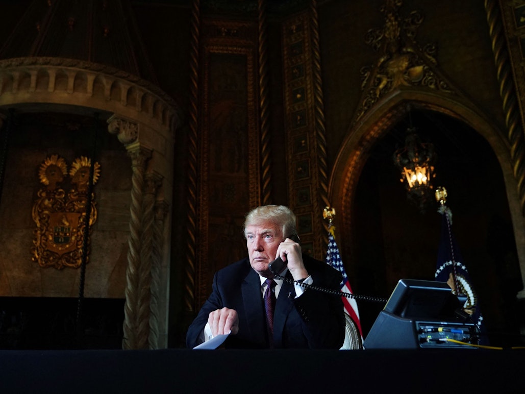 Die Polizei sichert am Montag (8. August, Ortszeit) vor Trumps Residenz Mar-a-Lago in Palm Beach (Florida) die Straße, während das FBI das Anwesen durchsucht. Zudem sind brisante Fotos von seiner Toilette aufgetaucht. Unser Foto zeigt den damaligen Präsidenten 2018 in seiner Residenz während einer Telefonkonferenz.