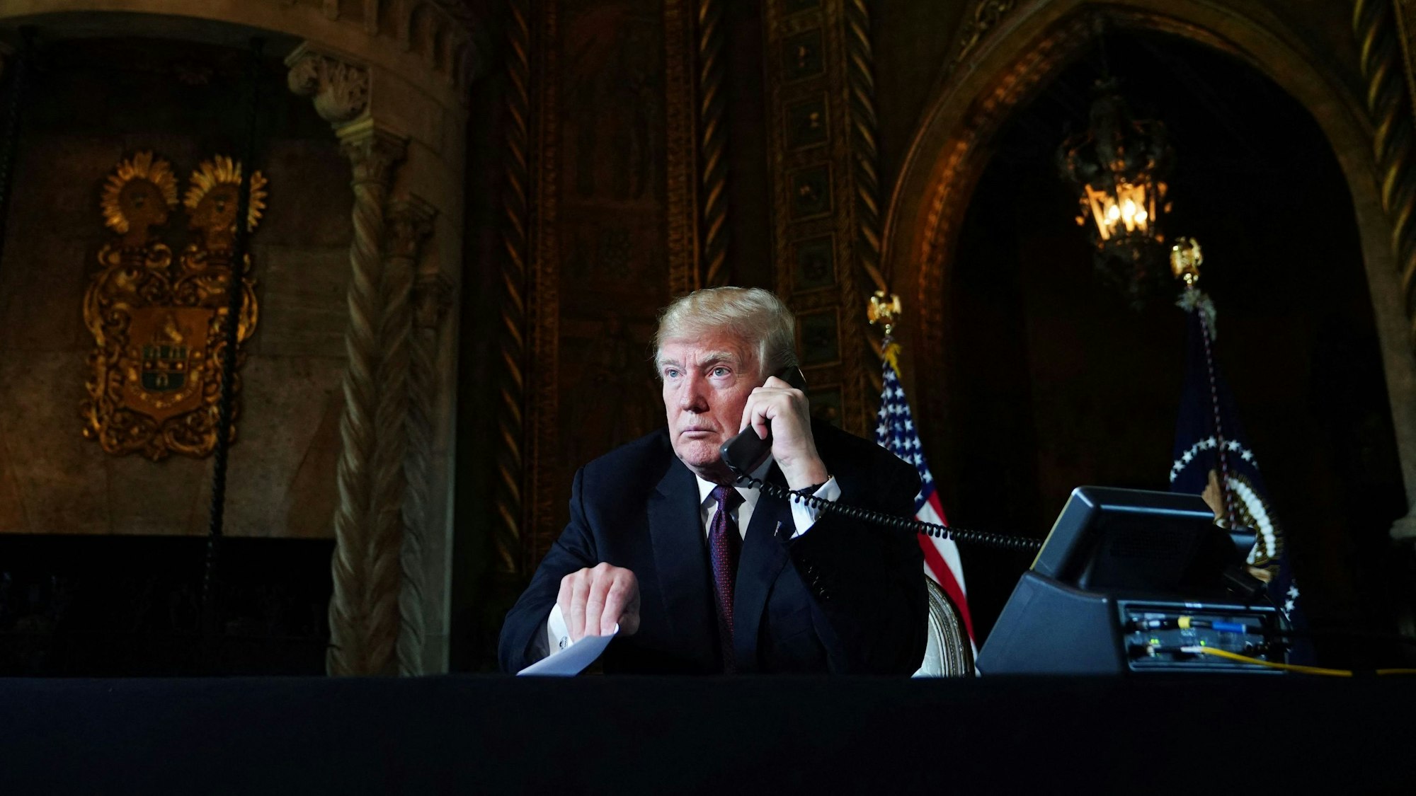 Die Polizei sichert am Montag (8. August, Ortszeit) vor Trumps Residenz Mar-a-Lago in Palm Beach (Florida) die Straße, während das FBI das Anwesen durchsucht. Zudem sind brisante Fotos von seiner Toilette aufgetaucht. Unser Foto zeigt den damaligen Präsidenten 2018 in seiner Residenz während einer Telefonkonferenz.