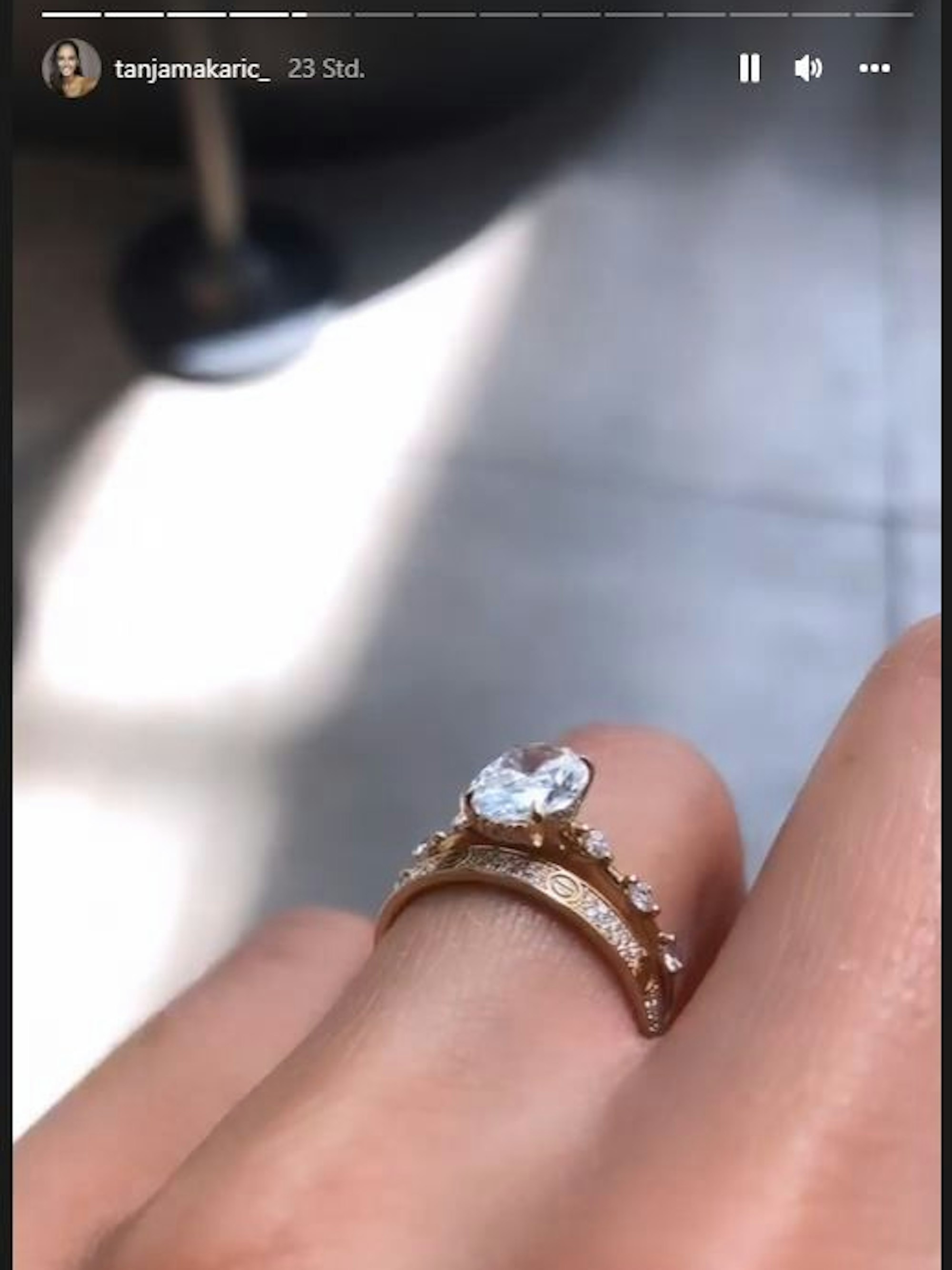 Tanja Makaric, neue Freundin von Julian Claßen, zeigt sich in ihrer Instagram-Storys vom 8.8.2022 mit Verlobungsring. Der gehört allerdings ihrer Schwester.