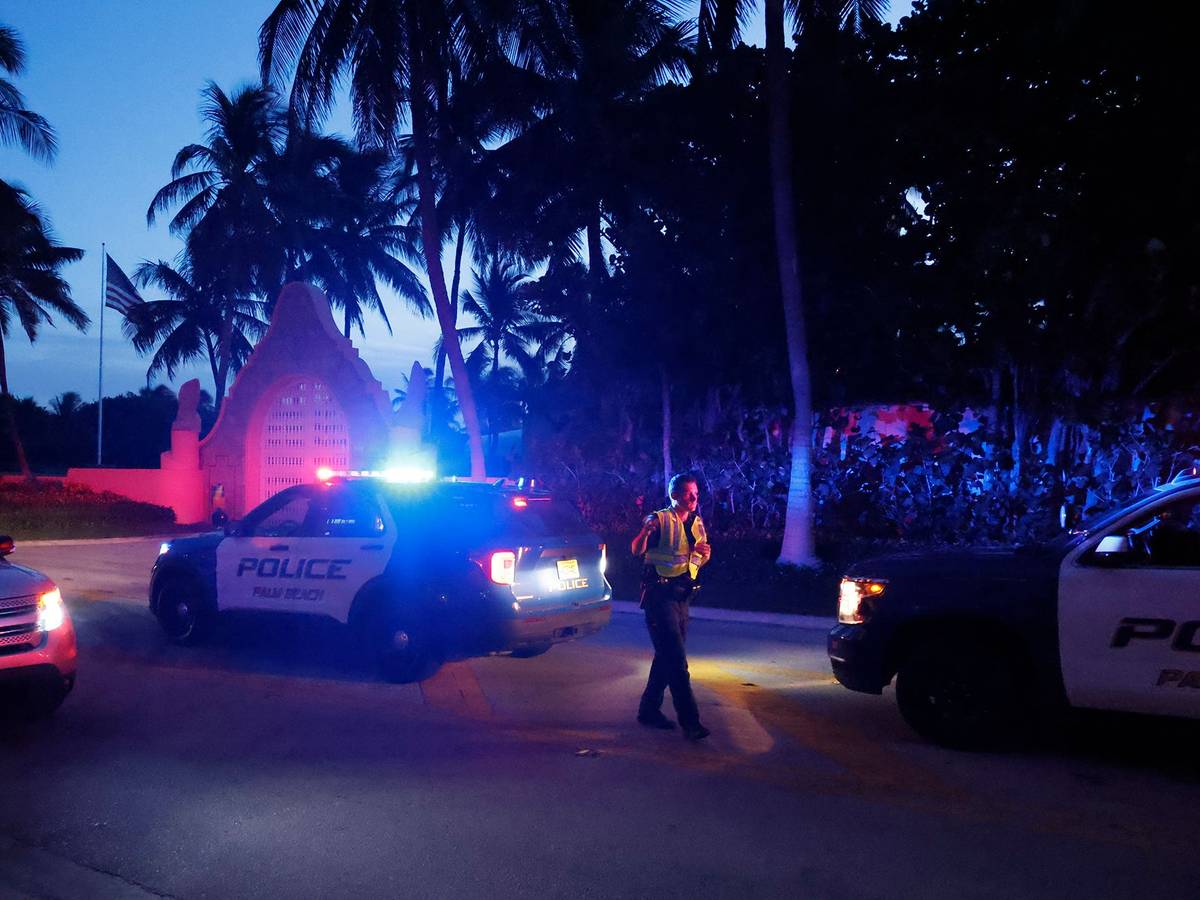Polizisten regeln den Verkehr vor einem Eingang zum Mar-a-Lago-Anwesen des ehemaligen Präsidenten Trump.
