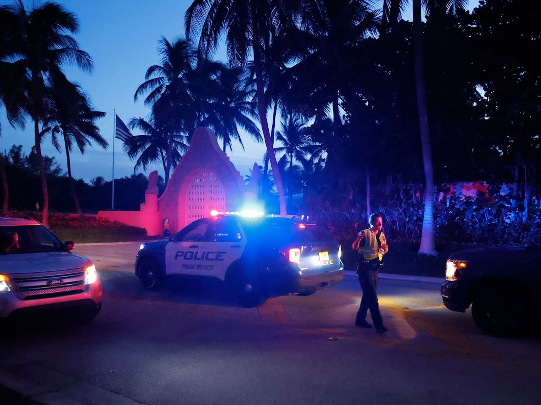 Polizisten regeln den Verkehr vor einem Eingang zum Mar-a-Lago-Anwesen des ehemaligen Präsidenten Trump.