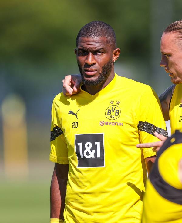 Anthony Modeste (l.) gemeinsam mit Marius Wolf und Salih Özcan bei seinem ersten Training für Borussia Dortmund am 9. August 2022.