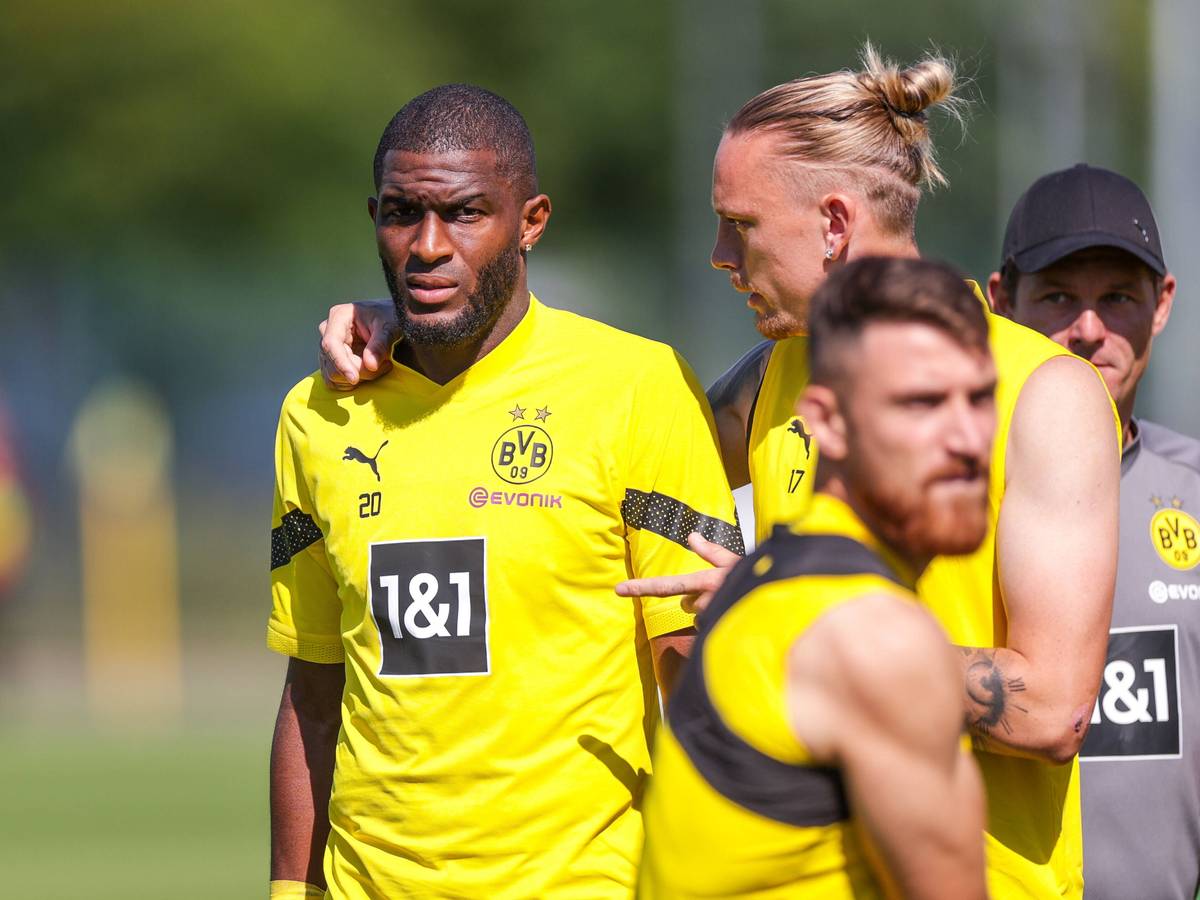 Anthony Modeste (l.) gemeinsam mit Marius Wolf und Salih Özcan bei seinem ersten Training für Borussia Dortmund am 9. August 2022.