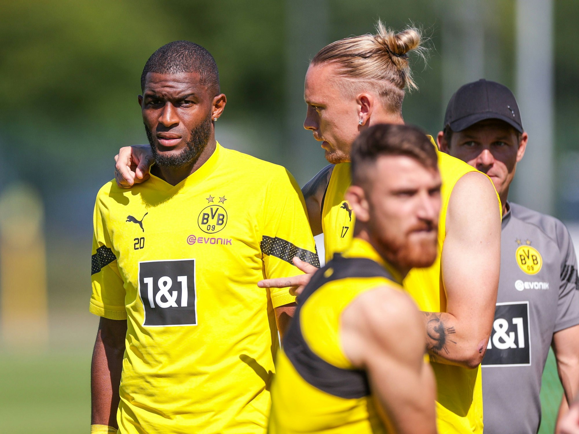 Anthony Modeste (l.) gemeinsam mit Marius Wolf und Salih Özcan bei seinem ersten Training für Borussia Dortmund am 9. August 2022.