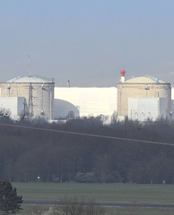 Das französische Kernkraftwerk Fessenheim, fotografiert von deutschem Gebiet mit einer langen Brennweite. Nach knapp zwei Jahren vom Netz soll ein seit knapp zwei Jahren abgeschalteter Reaktorblock des elsässischen Kernkraftwerks Fessenheim wohl am Freitag (06.04.2018) wieder hochgefahren werden.