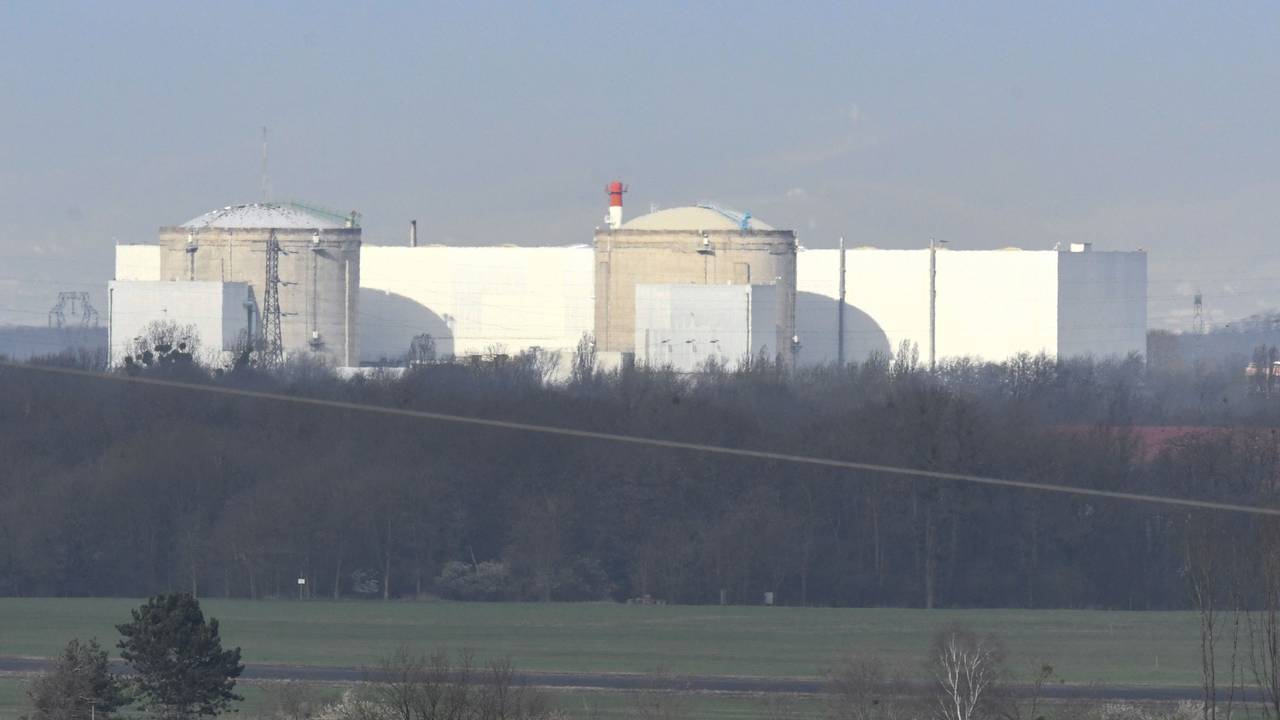 Das französische Kernkraftwerk Fessenheim, fotografiert von deutschem Gebiet mit einer langen Brennweite. Nach knapp zwei Jahren vom Netz soll ein seit knapp zwei Jahren abgeschalteter Reaktorblock des elsässischen Kernkraftwerks Fessenheim wohl am Freitag (06.04.2018) wieder hochgefahren werden.