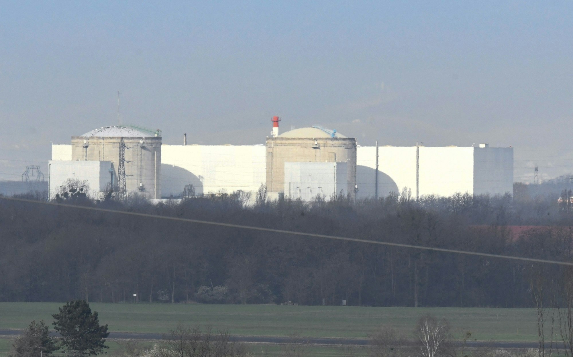 Das französische Kernkraftwerk Fessenheim, fotografiert von deutschem Gebiet mit einer langen Brennweite. Nach knapp zwei Jahren vom Netz soll ein seit knapp zwei Jahren abgeschalteter Reaktorblock des elsässischen Kernkraftwerks Fessenheim wohl am Freitag (06.04.2018) wieder hochgefahren werden.